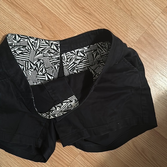 Volcom Shorts 🩳🖤 - Picture 2 of 4